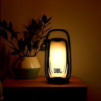 JBL ha tenido una idea genial: su nuevo altavoz Bluetooth con luces LED funciona además como lámpara para la mesilla  