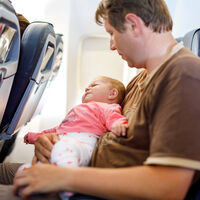 "Si el niño puede gritar, yo también": un pasajero estalla de ira por el llanto de un bebé durante un vuelo y el espectáculo lo acaba dando él