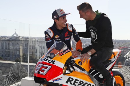 El futbolista Joaquín se sube a la moto de Marc Márquez: "¡No me he montado en mi vida, Hulio!"