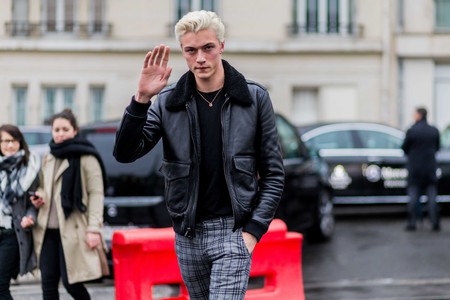 La chaqueta shearling corona el desenfado en los looks del mejor street style de la semana