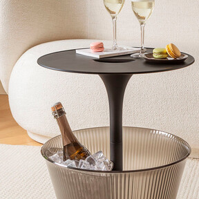 La mesa de diseño con cubitera incorporada ideal para tomar el aperitivo en los balcones más pequeños