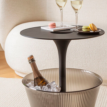 La mesa de diseño con cubitera incorporada ideal para tomar el aperitivo en los balcones más pequeños