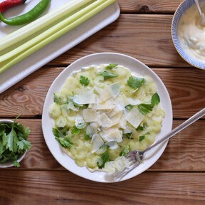 Ensalada de carpaccio de apio con mayonesa picante y parmesano, un delicioso plato ligero y refrescante 