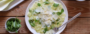 Ensalada de carpaccio de apio con mayonesa picante y parmesano, un delicioso plato ligero y refrescante 