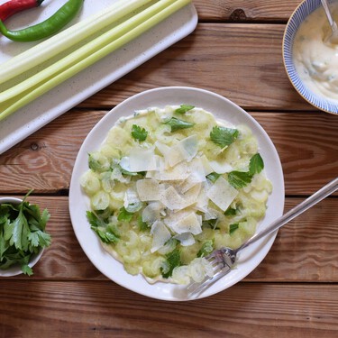 Ensalada de carpaccio de apio con mayonesa picante y parmesano, un delicioso plato ligero y refrescante 
