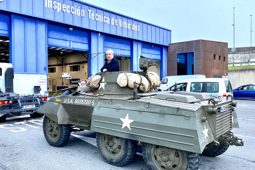 De la Segunda Guerra Mundial a pasar la ITV en A Coruña. Este blindado puede pasear su cañón por las ZBE; un coche diésel de 2005, no