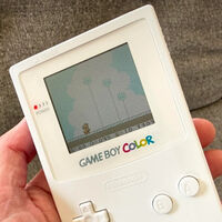 Tras meses comprando pantallas y carcasas que no funcionan, un fan consigue la Game Boy Color blanca que buscaba 