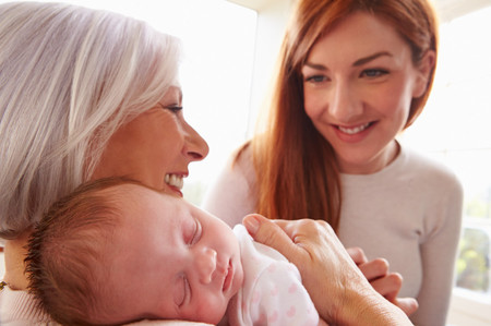 Cinco cosas que puedes hacer para ayudar cuando visitas a una madre reciente