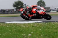 Ben Spies gana la primera carrera en Donington Park