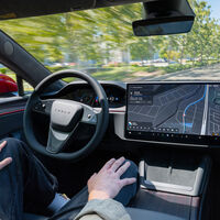 Ignoran que un tren se acerca o usan las vías como carretera: el Autopilot de Tesla vuelve a encender alarmas ante la ley 