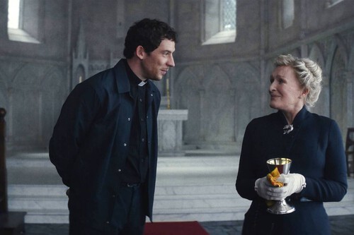 'De entre los muertos' es la película más oscura de la trilogía 'Puñales por la espalda', y eso la hace incluso mejor. Este giro es justo lo que necesitaba la saga