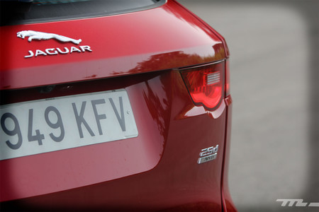 Jaguar F-PACE logo trasero