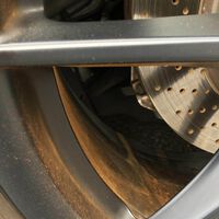 Los coches eléctricos no se salvaban de contaminar igual que los de gasolina por culpa de los frenos. Un nuevo estudio lo desmiente 