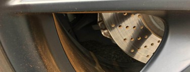 Los coches eléctricos no se salvaban de contaminar igual que los de gasolina por culpa de los frenos. Un nuevo estudio lo desmiente 