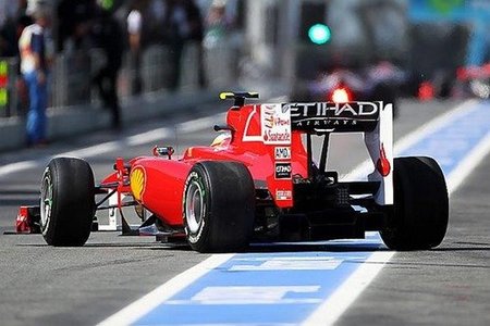 Fernando Alonso tuvo un susto con Nico Rosberg saliendo para la Q3 del GP de España 2010 de Fórmula 1