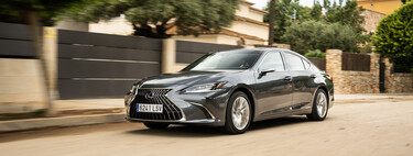 Probamos el Lexus ES 300h: una berlina híbrida con mucho confort que actualiza lo justo su sistema de infoentretenimiento