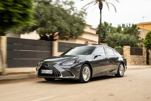 Probamos el Lexus ES 300h: una berlina híbrida con mucho confort que actualiza lo justo su sistema de infoentretenimiento