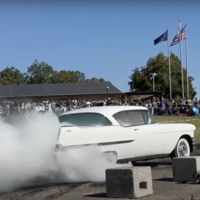 Esta abuela de casi 80 años gana en concursos de quemar llanta con su Cadillac V8 de 1957