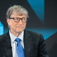 Bill Gates exige que la IA pague impuestos para blindar empleos: "Creo que deberíamos gravar los tokens de IA y a los robots" 