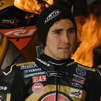 Su Yamaha R1 se incendia mientras atiende a la prensa: la entrevista más surrealista a un piloto 