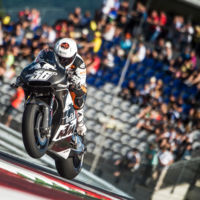 KTM flambea el ambiente antes del GP de Austria, escupiendo fuego en la oscuridad