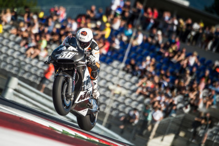 KTM flambea el ambiente antes del GP de Austria, escupiendo fuego en la oscuridad