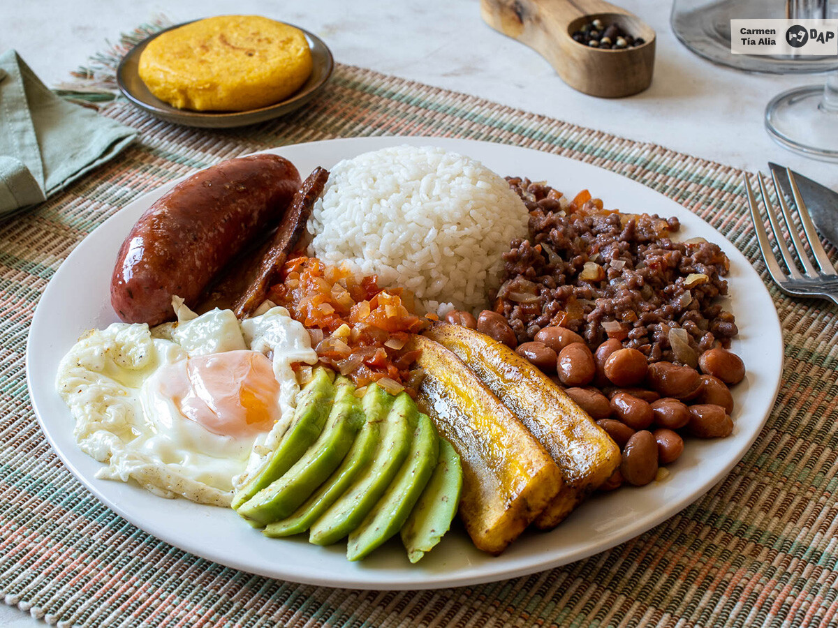 Bandeja paisa: receta del tradicional (y bestial) plato combinado de Colombia
