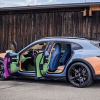 No apto para daltónicos: El último Art Car de Porsche es un colorido Taycan Cross Turismo inspirado en unas zapatillas