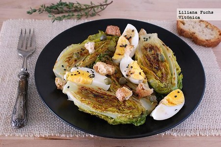 Ensalada de cogollos a la plancha con huevo y alcaparras. Receta saludable