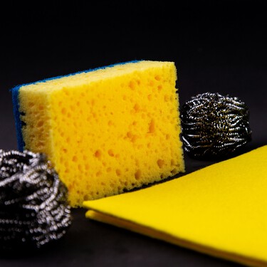 Así lavo los trapos y bayetas sin usar lejía ni poner la lavadora para que queden como nuevos y duren más