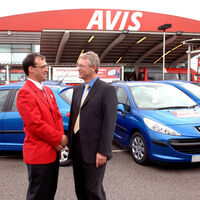 Le meten un recargo de 500 euros por devolver el coche de alquiler un día antes. Y es más habitual de lo que parece