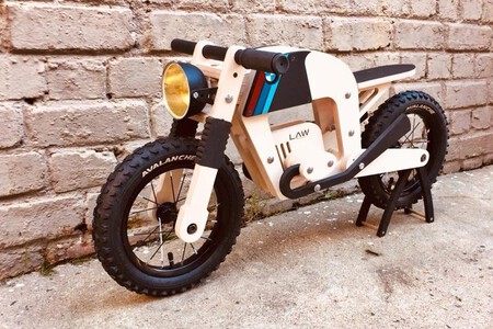 Dos Ninos Se Dan A La Fuga Con Sus Motos Infantiles De Juguete 004