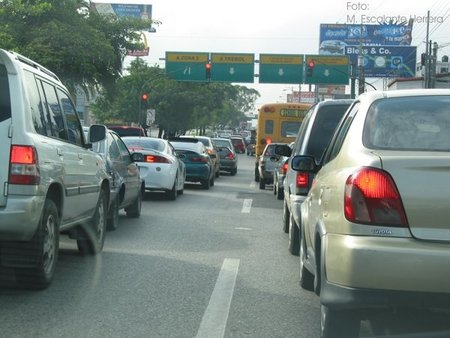¿Por qué alzamos el dedo corazón cuando vamos al volante de nuestro coche?