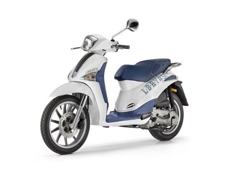 Piaggio Liberty 50 Teens, un rueda alta con vaqueros