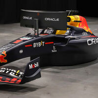 Ya puedes tener en tu salón el F1 de Verstappen convertido en simulador. Pero te costará más que un Porsche 718 GT4