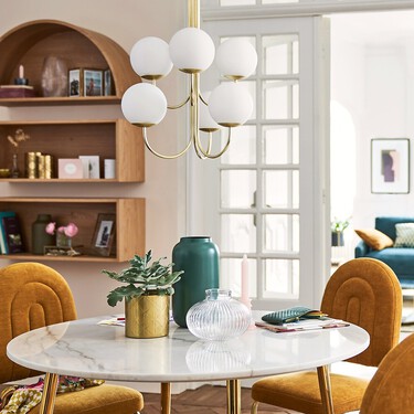 Elegir e instalar la lámpara del comedor no es tan fácil como parece: estas son las claves para acertar y dar un toque de diseño a la decoración