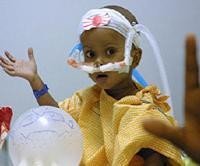 Un doctor dona sangra a su propio paciente