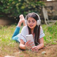 Los jóvenes mexicanos viven conectados a internet, pero estudiar y crear contenido no está entre sus prioridades
