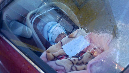 Deja al bebé en el coche con su número para avisar en caso de emergencia