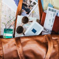 Olvídate de las mochilas: este bolso impermeable es todo lo que necesitas porque tiene mucha capacidad y mantiene la ropa sin arrugas 