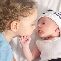 Mi hijo mayor no conecta con el bebé: qué podemos hacer (y que no) para ayudarle