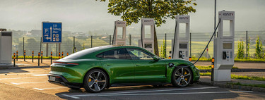 Porsche se complicó la vida equipando el Taycan con un sistema único de 800 V para que su carga rápida fuese posible