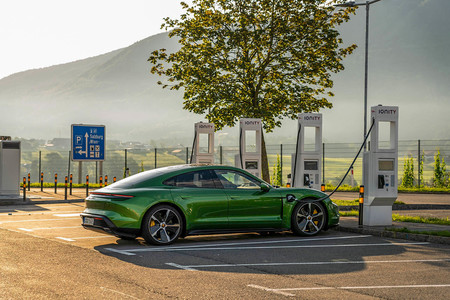 Porsche se complicó la vida equipando el Taycan con un sistema único de 800 V para que su carga rápida fuese posible