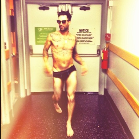 Adam Levine en calzoncillos. Por eso nos gusta el Instagram de su churri