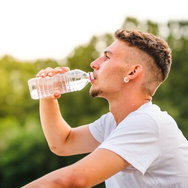 Ni diez vasos ni dos litros: cuánta agua hay que beber realmente cuando hace mucho calor
