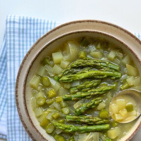 Sopa de espárragos verdes, un plato saludable lleno de texturas y que sabe a primavera