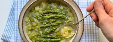 Sopa de espárragos verdes, un plato saludable lleno de texturas y que sabe a primavera