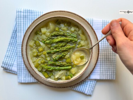 Sopa de espárragos verdes, un plato saludable lleno de texturas y que sabe a primavera