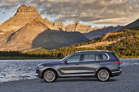 Aquí está el nuevo BMW X7, un giganteso y lujoso SUV cargado con lo último en tecnología