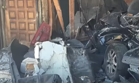 Coche destroza una casa en San José (California)